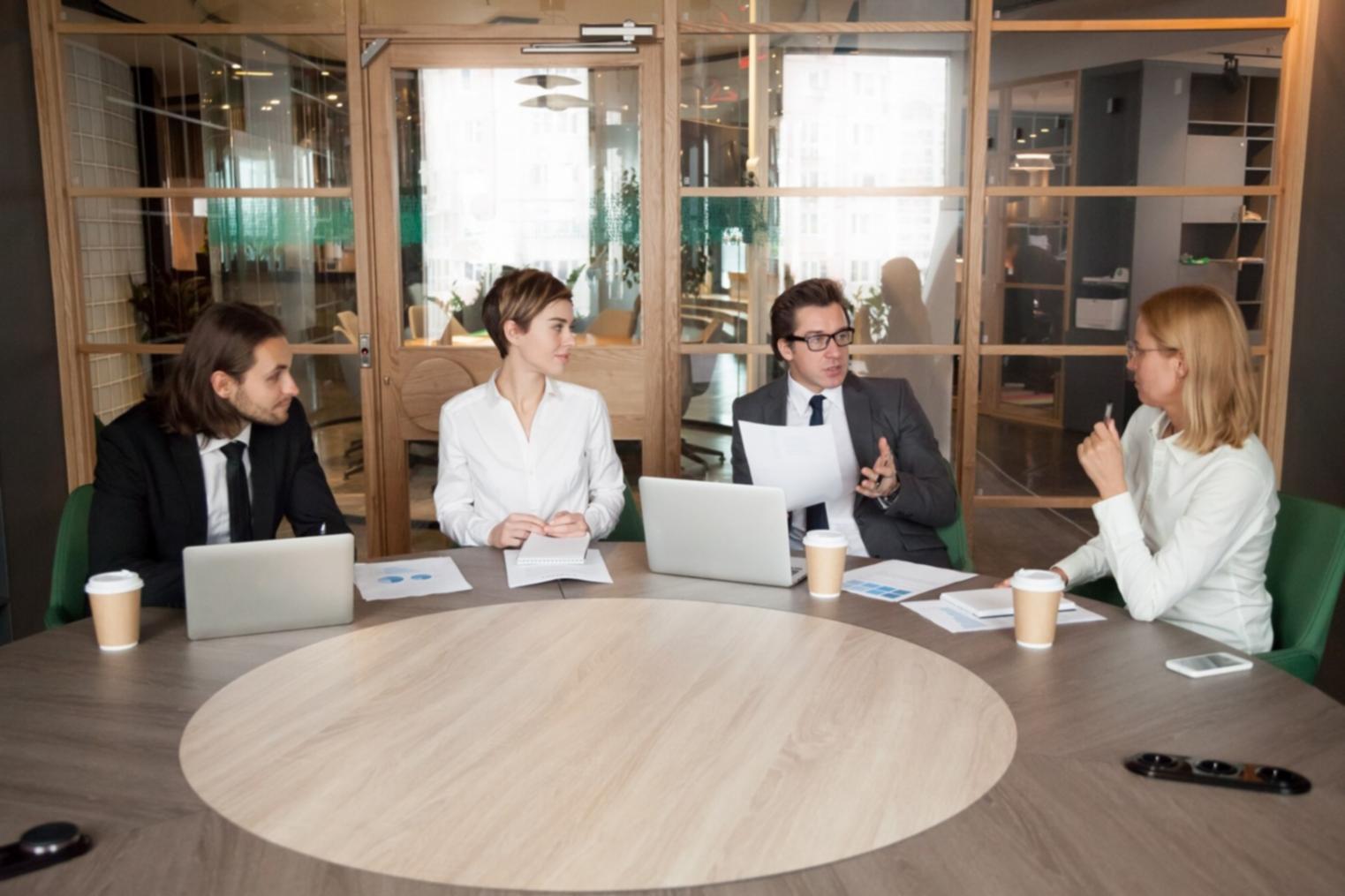 Espacio de trabajo colaborativo donde el equipo de solarethion analiza planes financieros personalizados