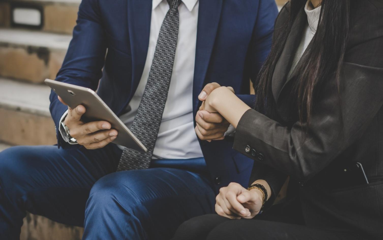 Documentación financiera organizada con gráficos y calculadora