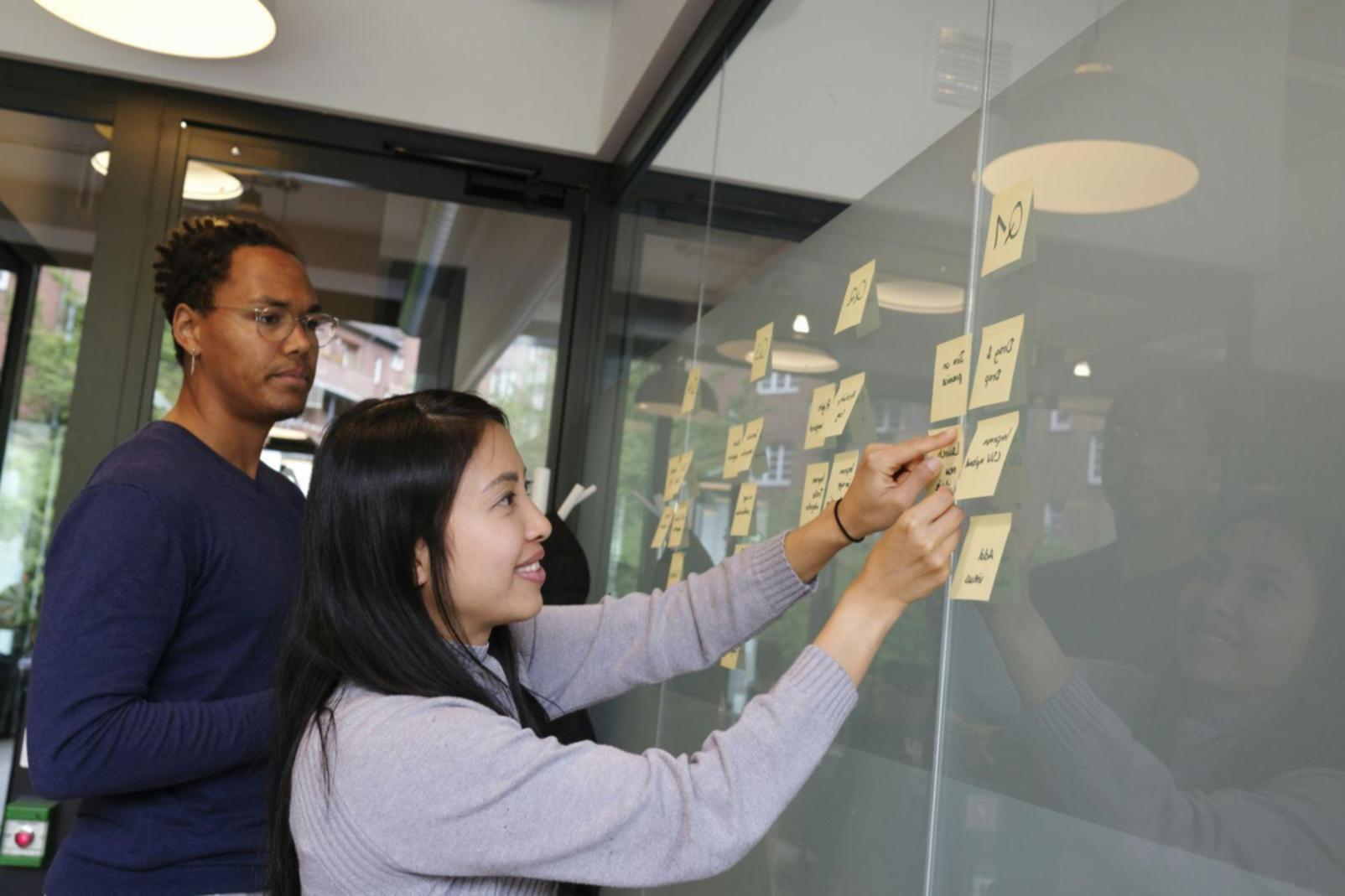 Reunión del equipo solarethion revisando estrategias financieras para clientes