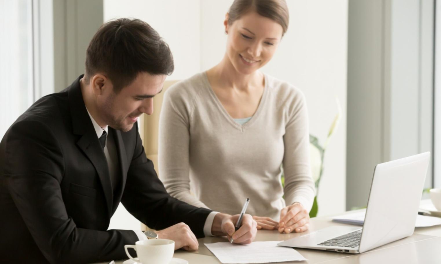 Sesión de planificación financiera personalizada en oficina de Madrid