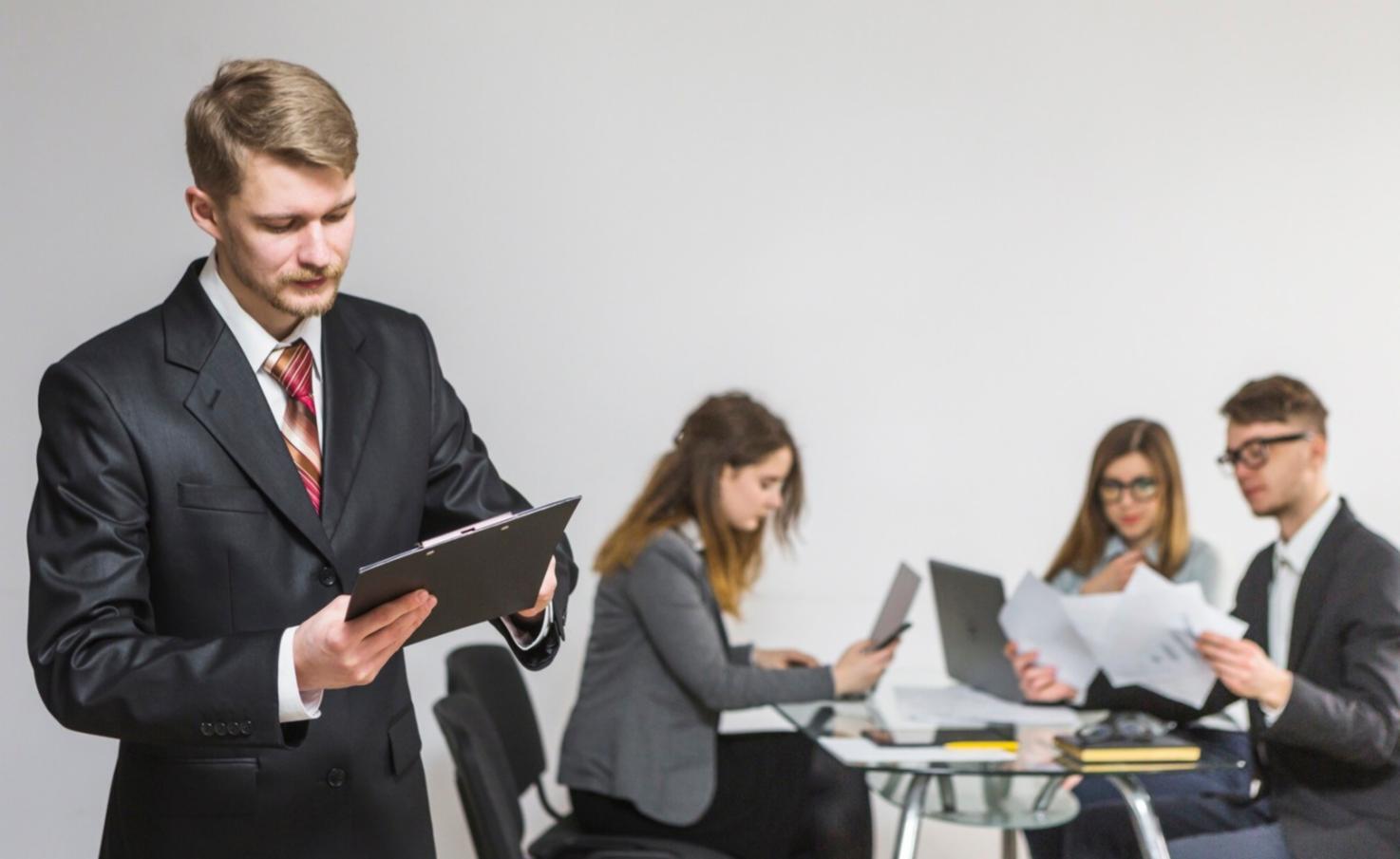 Persona revisando documentos financieros en un espacio de trabajo organizado